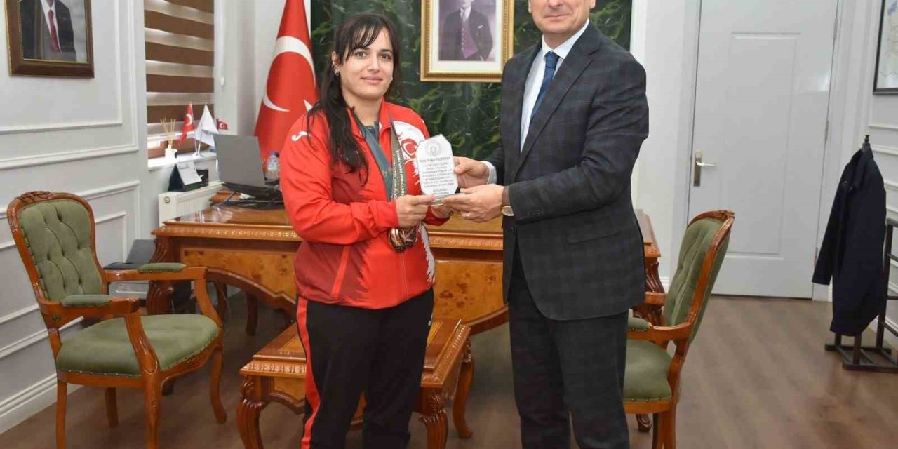 Olimpiyat madalyalı judocuya Kaymakam Güldoğan’dan plaket