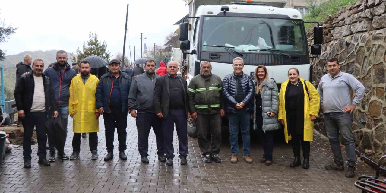 Nazilli Belediyesi Işıklar Mahallesi’nde 5 bin ağaç fidanı dağıttı