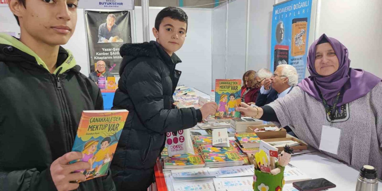 Yazar öğretmen kitap fuarında öğrencilerle buluştu