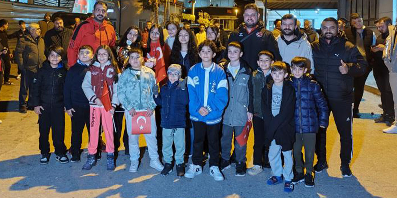 Dünya şampiyonu Zehra Gemi, meşalelerle karşılandı