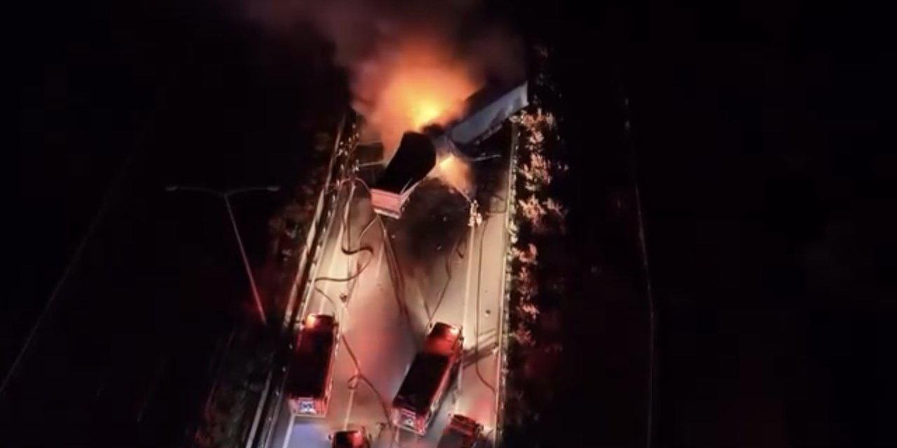 Manisa’da kaza yapan tırlar alev aldı