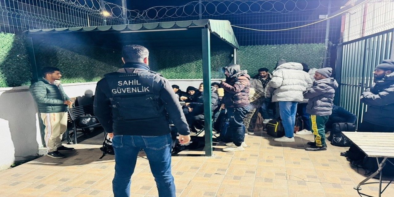 İzmir’de 20 düzensiz göçmen ve 1 göçmen kaçakçısı yakalandı