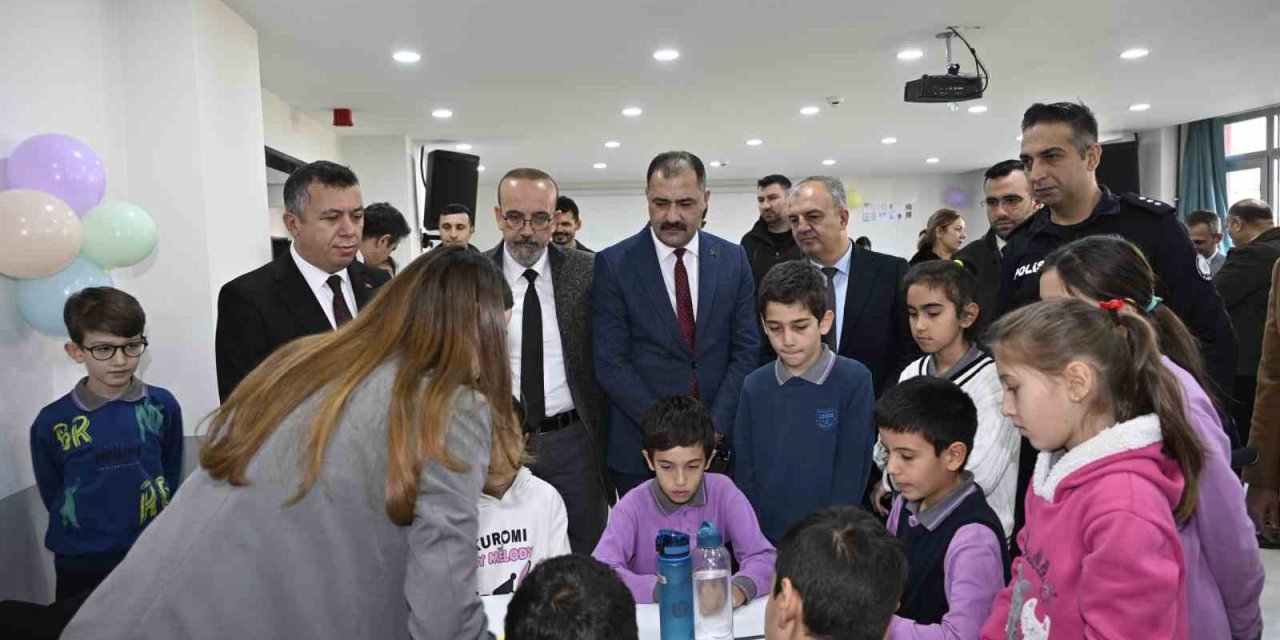 Demirci’de öğrenciler insan haklarını atölyelerde keşfetti