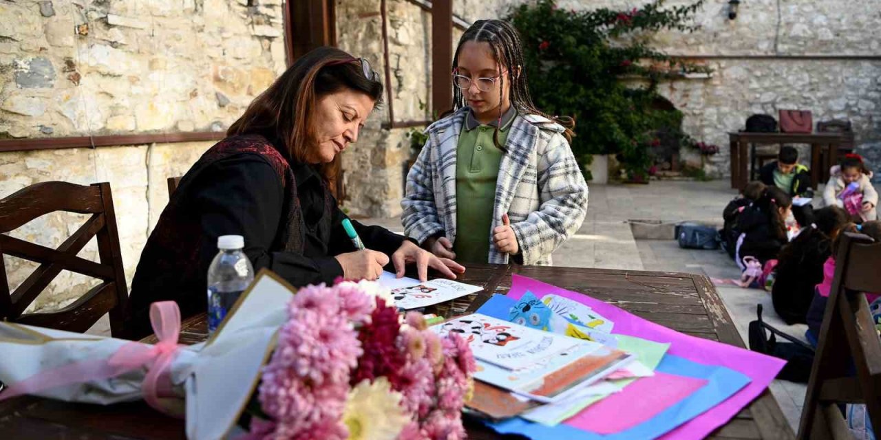 Kuşadası’nda çocuklara hem kitap hem hayvan sevgisi aşılandı