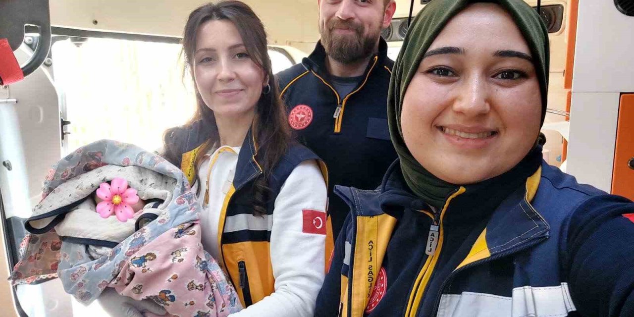Bozdoğanlı ailenin bebeği ambulansta dünyaya geldi