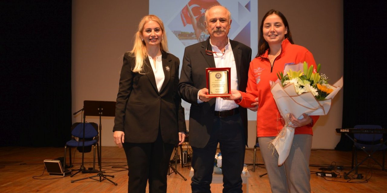 Milli yüzücü Bengisu, Ege Üniversitesinde başarı hikayesini anlattı