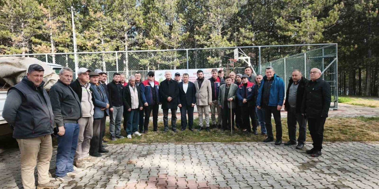 Kuyucak’ta 1200 adet kestane fidanı dağıtıldı