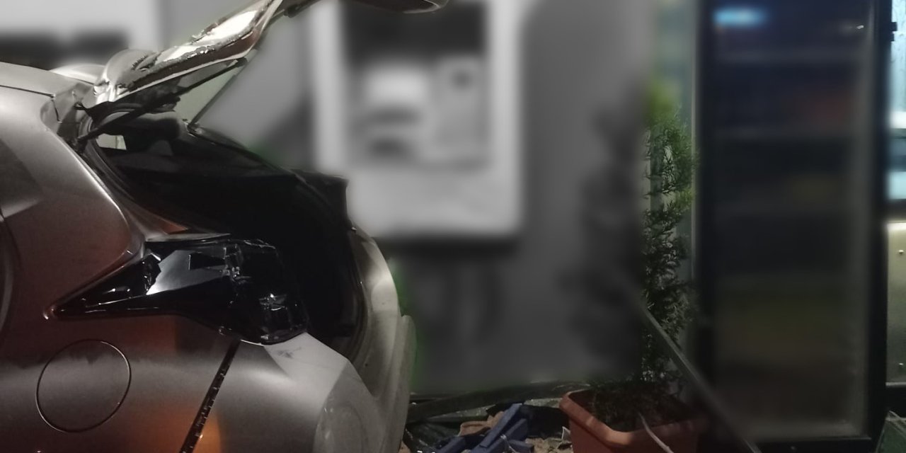 Otomobil takla atıp banka şubesine çarptı: 2 yaralı