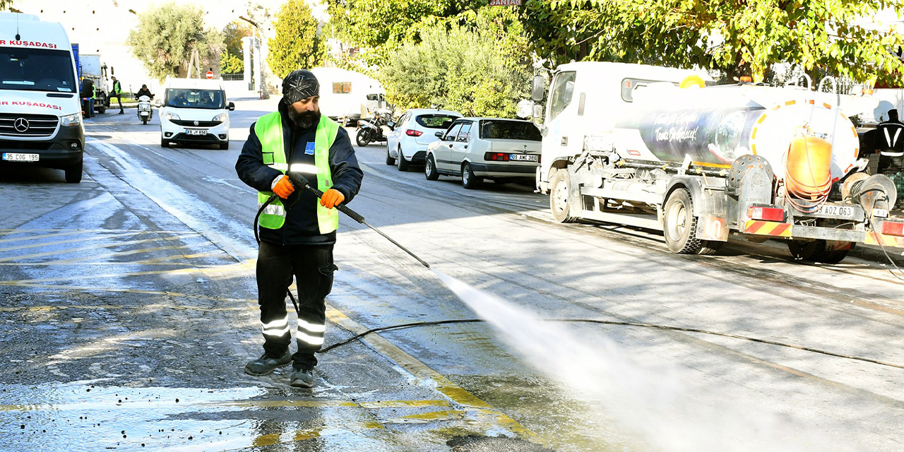 Kuşadası Belediyesi’nden Kadınlar Denizi Mahallesi’nde detaylı temizlik çalışması