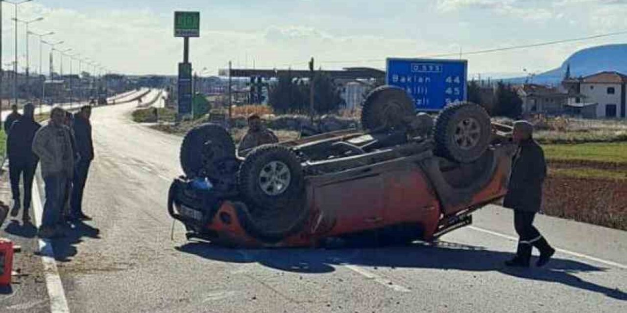 Aksı kırılan pikap takla attı