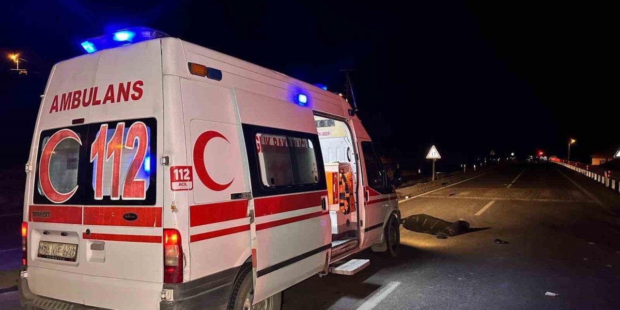 Otomobilin çarptığı 3 kişi hayatını kaybetti