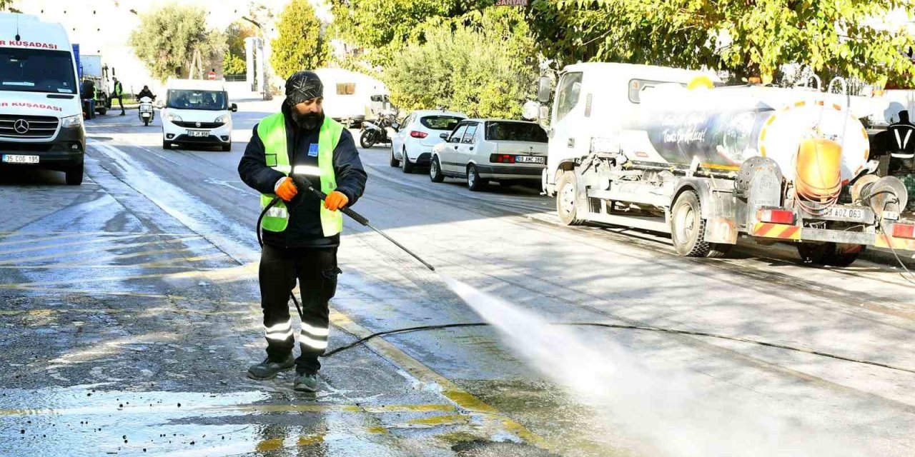 Kuşadası Belediyesi’nden detaylı temizlik çalışması