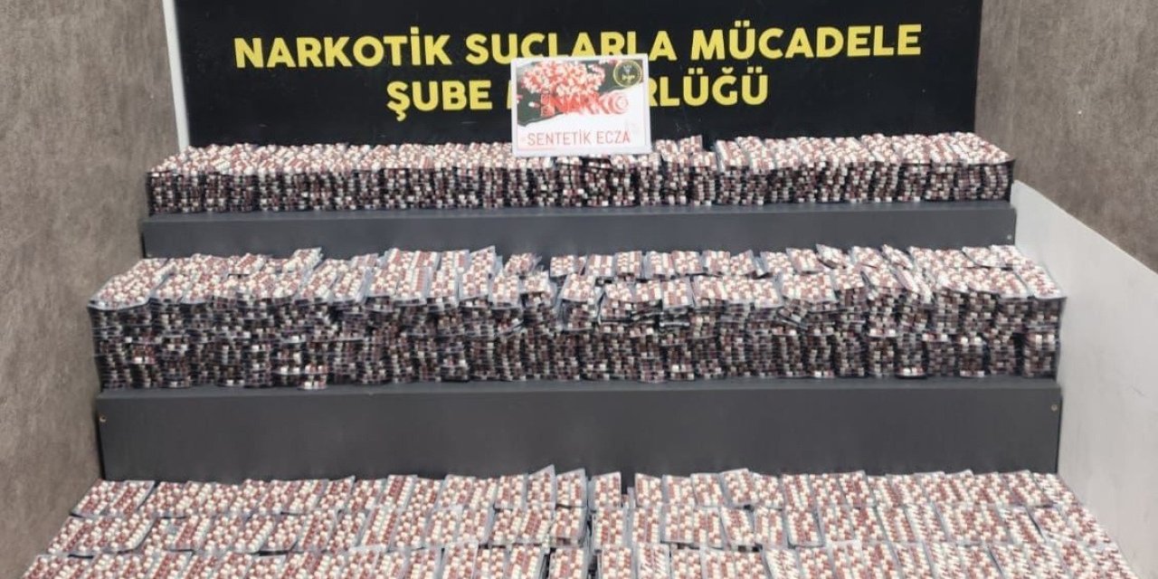 İzmir’de binlerce uyuşturucu hap ve kokain ele geçirildi