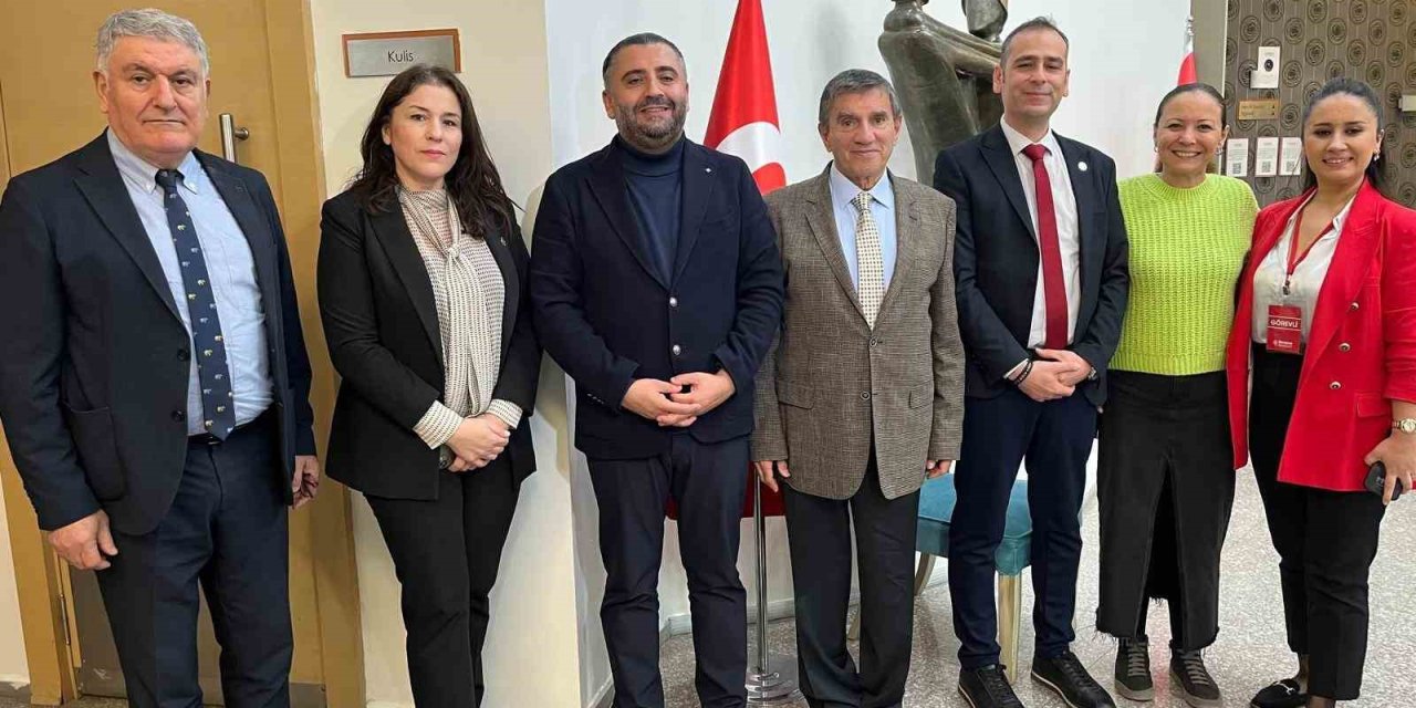 Prof. Dr. Üstün Dökmen İzmir’de ailelerle buluştu