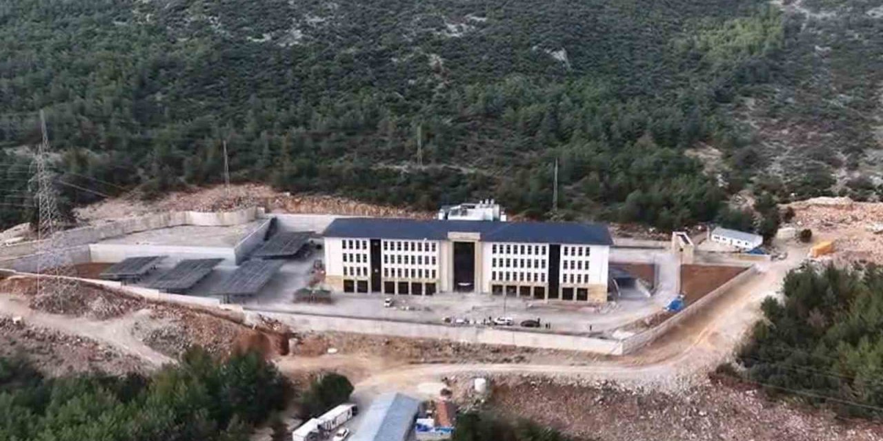 Vali Akbıyık, çevre dostu yeni binayı inceledi