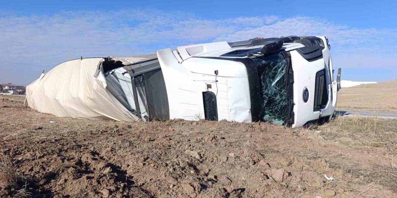 Kalorifer peteği yüklü tır devrildi, 1 kişi yaralandı