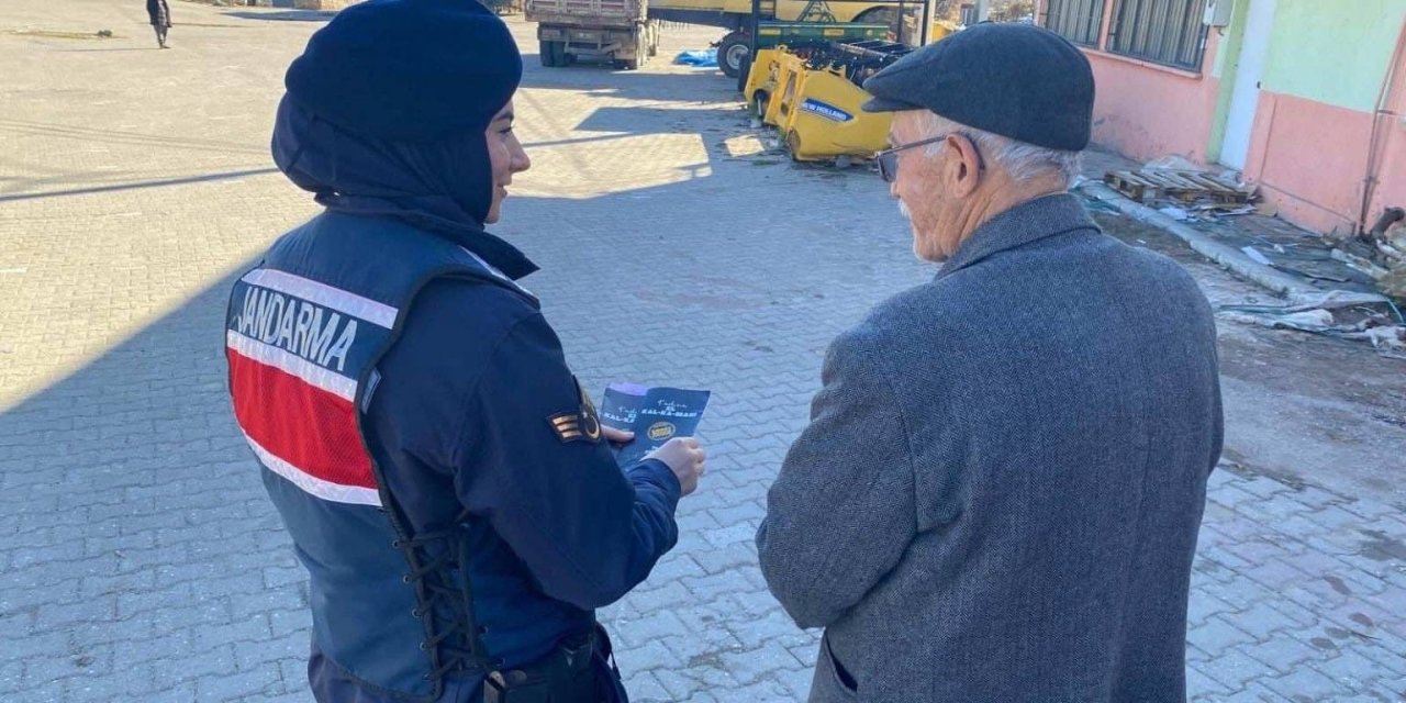 Jandarma kadına şiddetle mücadelede bilgilendirme faaliyetlerini sürdürüyor