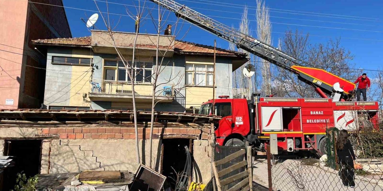 Uşak’ta evin çatısında çıkan yangın paniğe neden oldu
