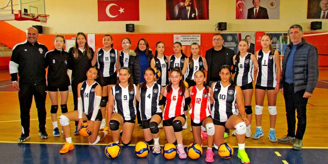Çeşme Belediyespor Küçük Kız Voleybol Takımı şampiyonluğunu ilan etti