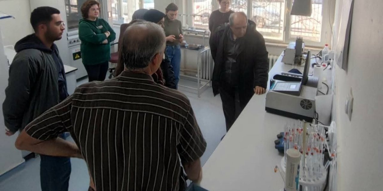 Öğrenciler analizleri yerinde gördü