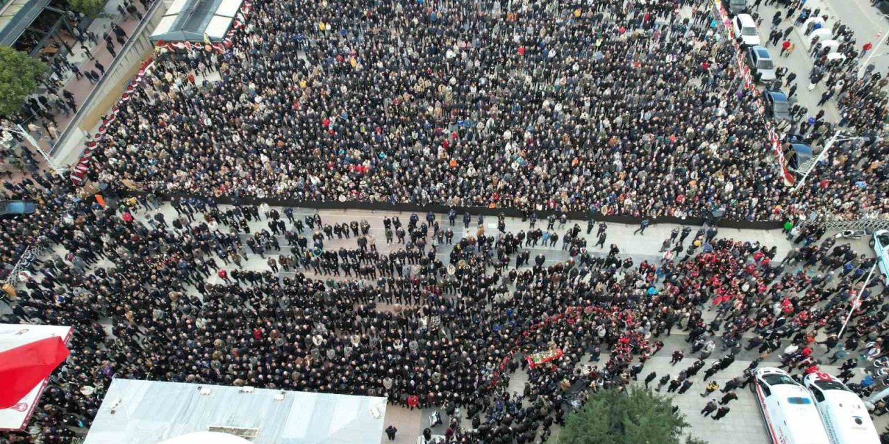 Manisa, ilk kadın başkanına ağladı