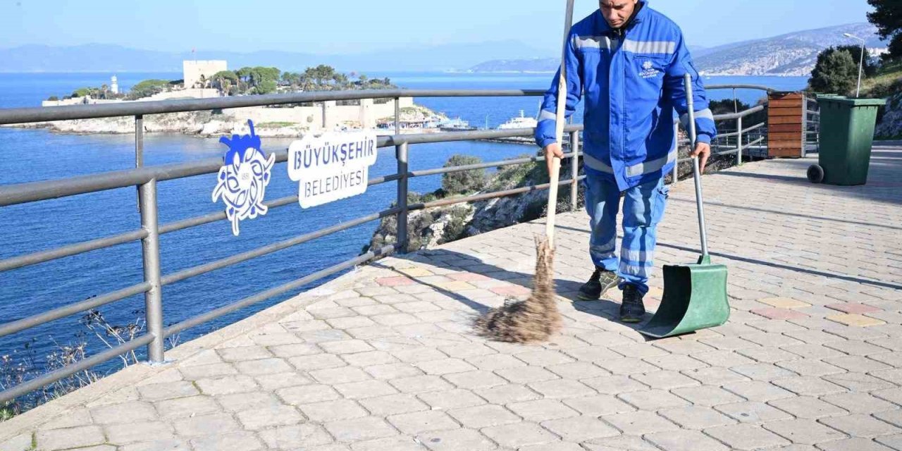 Büyükşehir’den Kuşadası’nda çevre temizliği