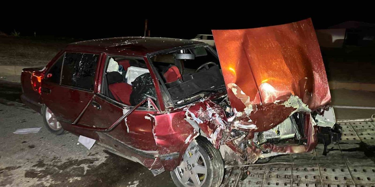 Uşak’ta otomobil ile hafif ticari araç çapıştı: 6 yaralı