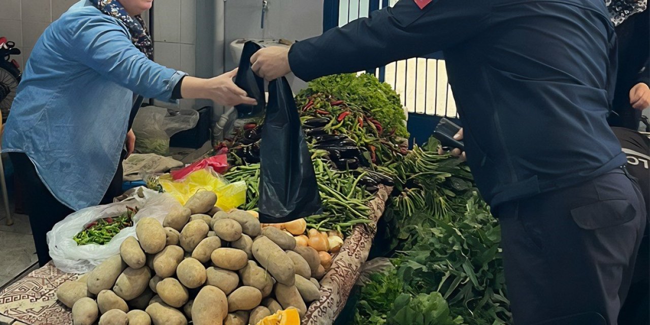 Zabıta ekiplerinden pazarcı esnafına çöp poşeti desteği