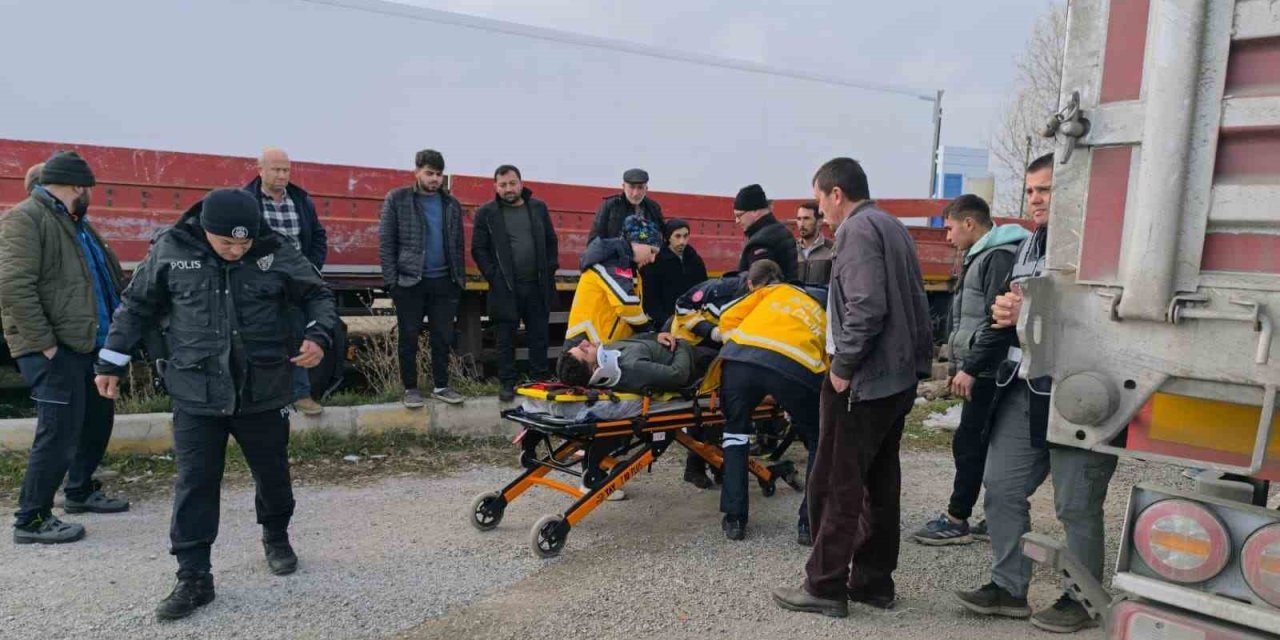 Tırın bir başka tıra arakadan çarptığı kazada faciadan dönüldü