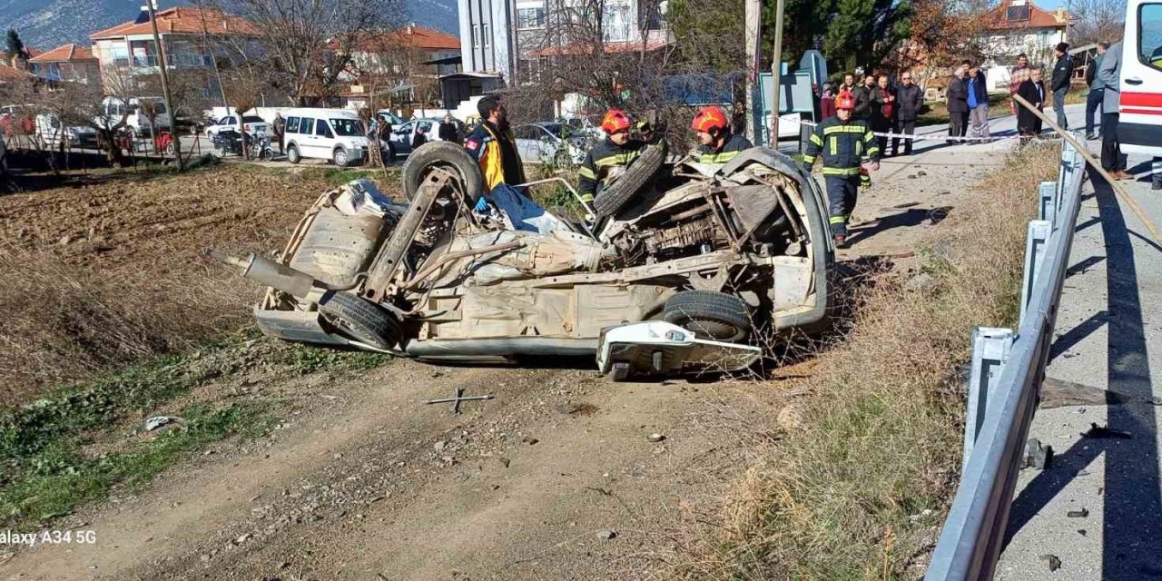 İki aracın çarpıştığı kazada yaşlı sürücü hayatını kaybetti