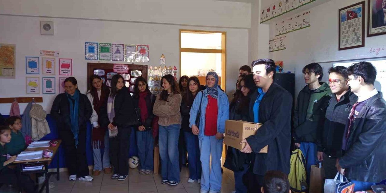 Milas Anadolu Lisesi’nden Fesleğen İlkokulu’na kitap desteği