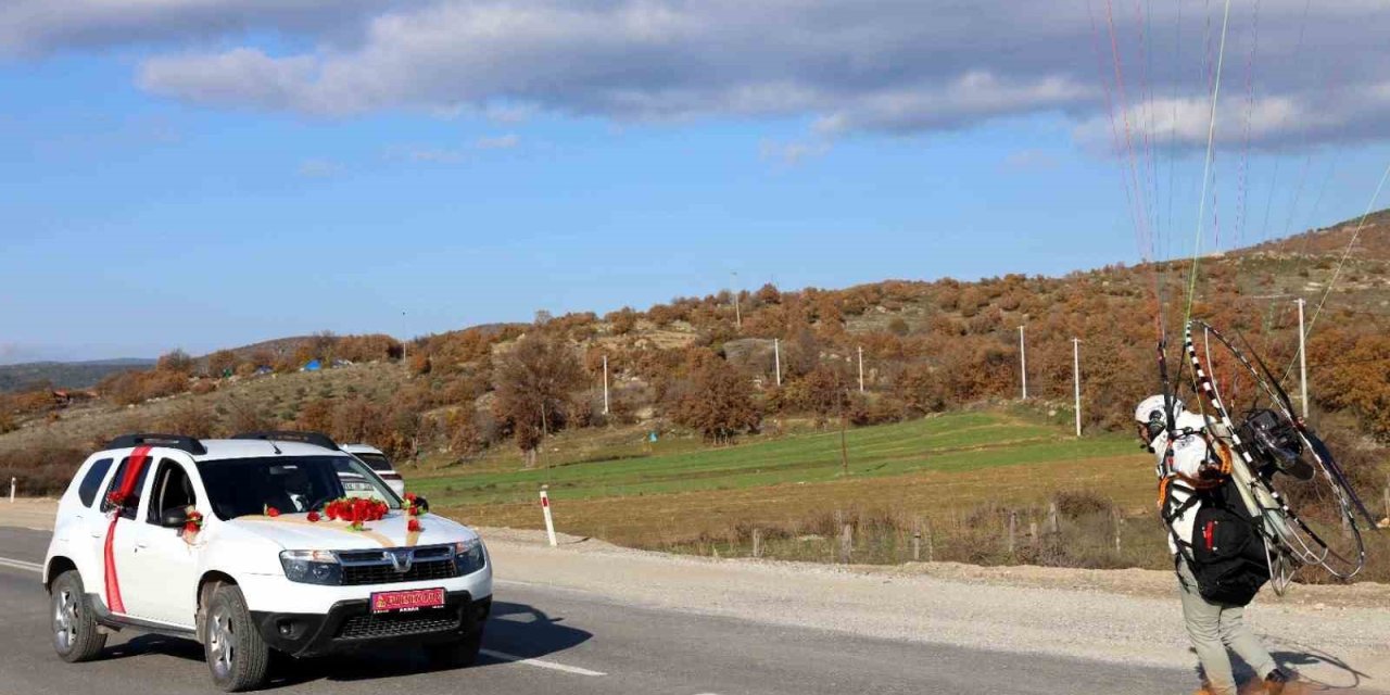 Paramotorla inip gelin arabasının önünü kestiler