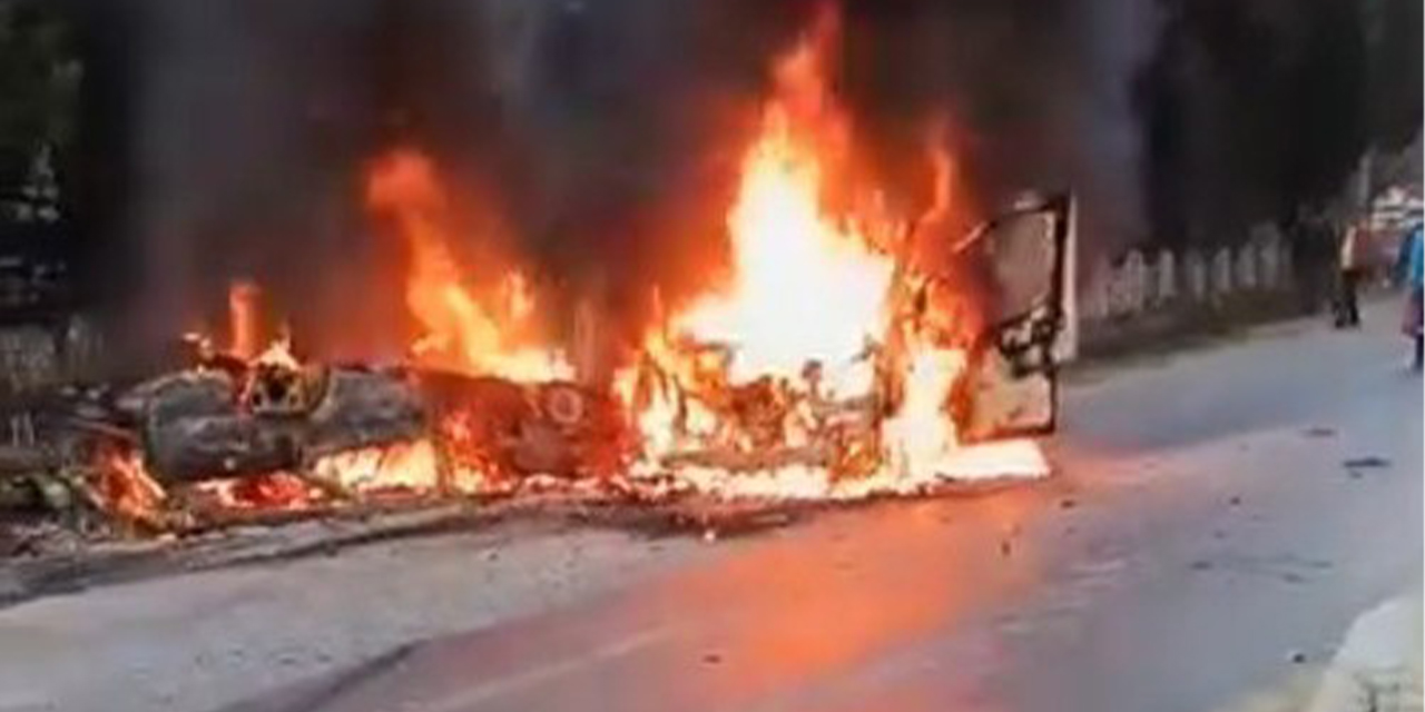 Kafa kafaya çarpışan araçlar çıkan yangında küle döndü