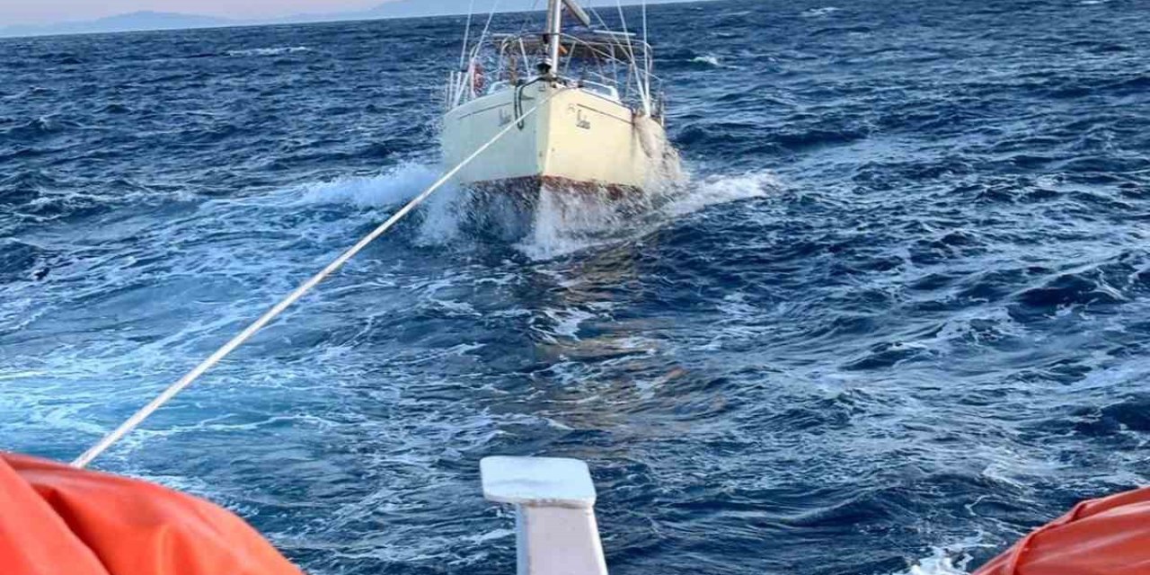 Datça açıklarında sürüklenen yelkenli tekne kurtarıldı