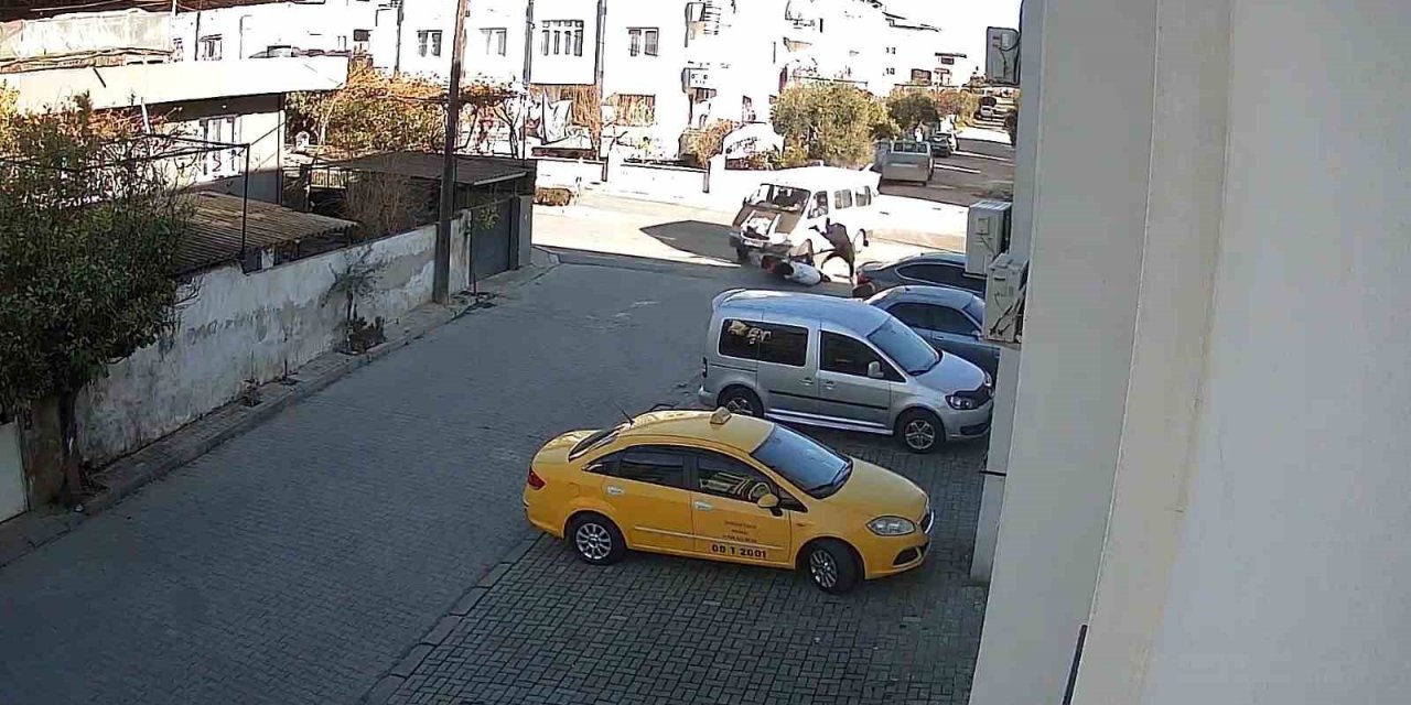 Nazilli’de minibüs önce motosiklete ardından park halindeki araçlara çarptı: 1 yaralı