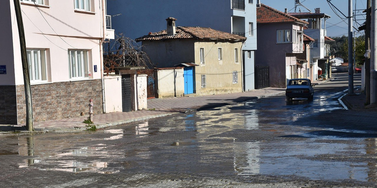 Aydın’da içme suyu israfı:  Tonlarca su sokağa akıyor