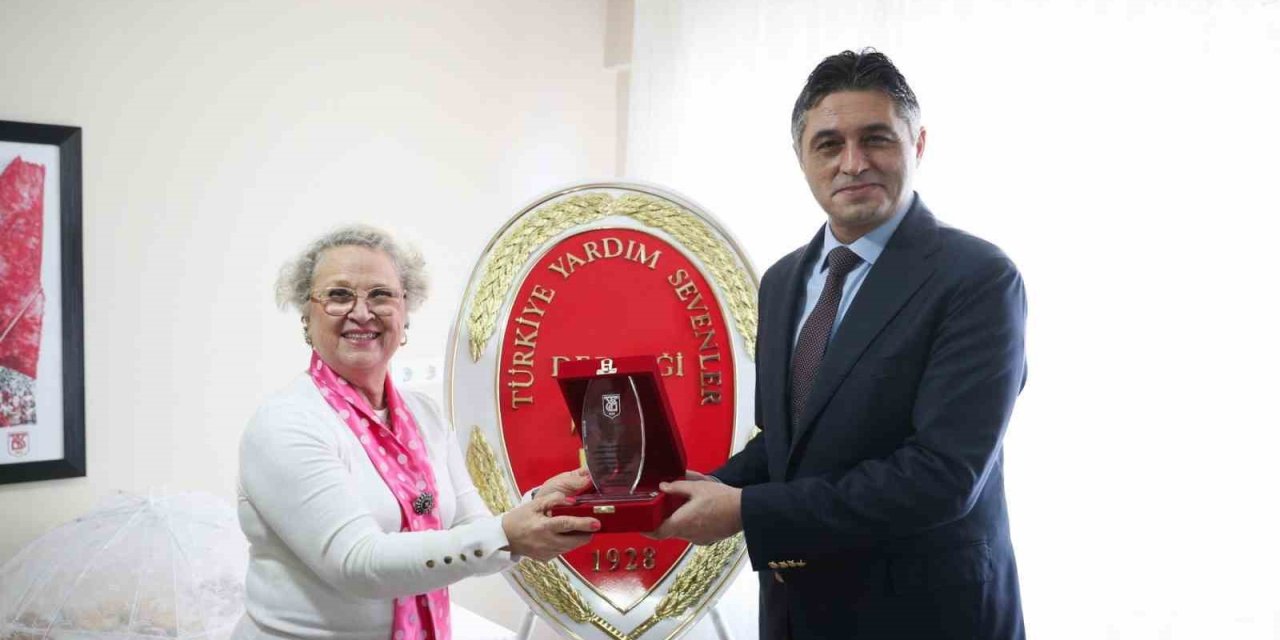 Aliağa Belediye Başkanı Serkan Acar’a desteklerinden dolayı plaket