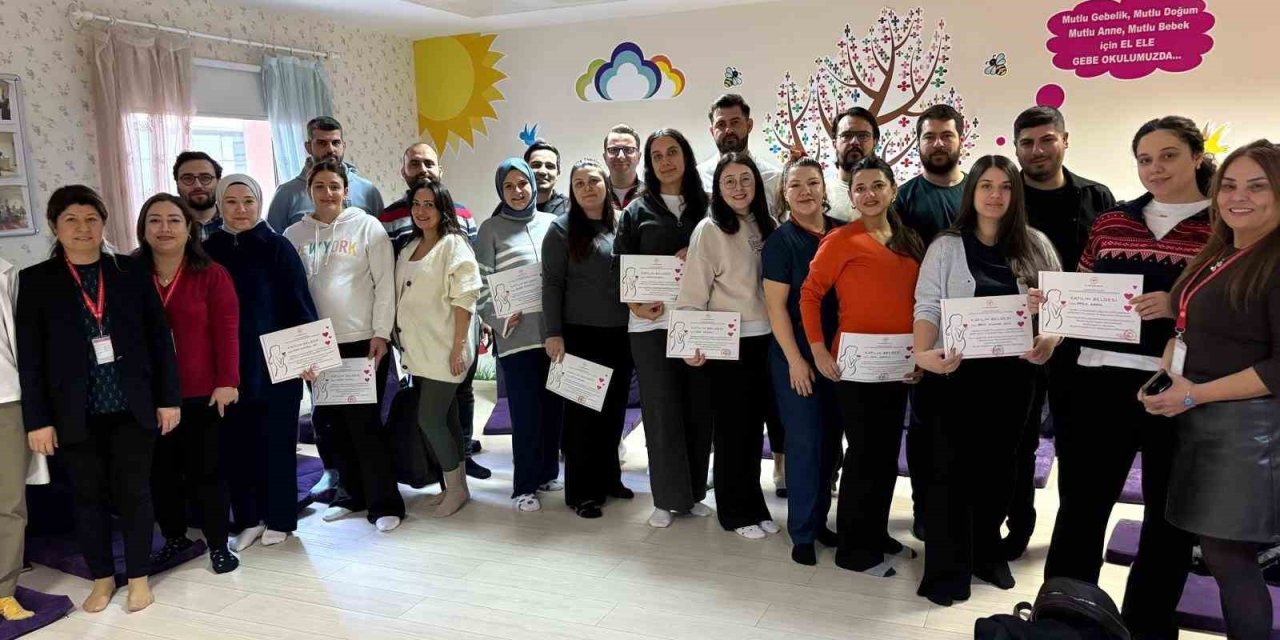 Gebe Okulu’nu tamamlayan anne adaylarına katılım belgesi