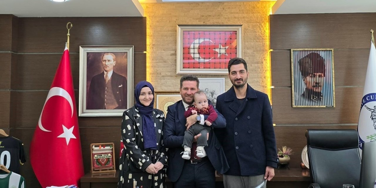 Başkanı Tatık makamında SMA hastası Kerem bebeği ağırladı