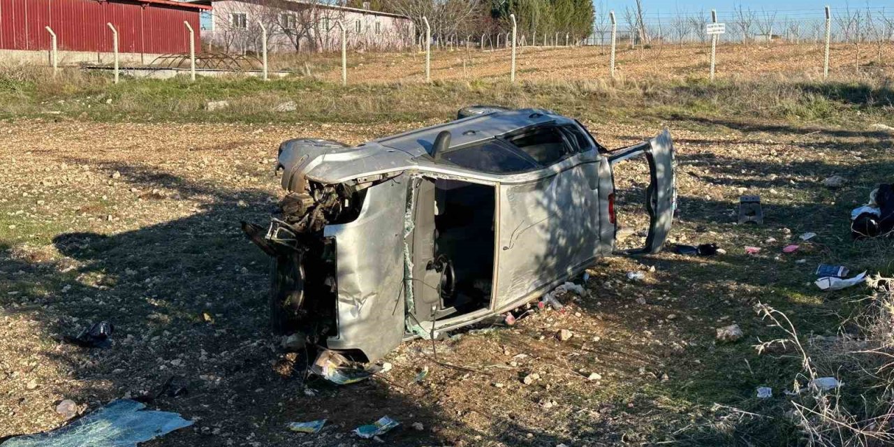 Uşak’ta otomobil tarlaya devrildi: 1’i bebek 5 yaralı