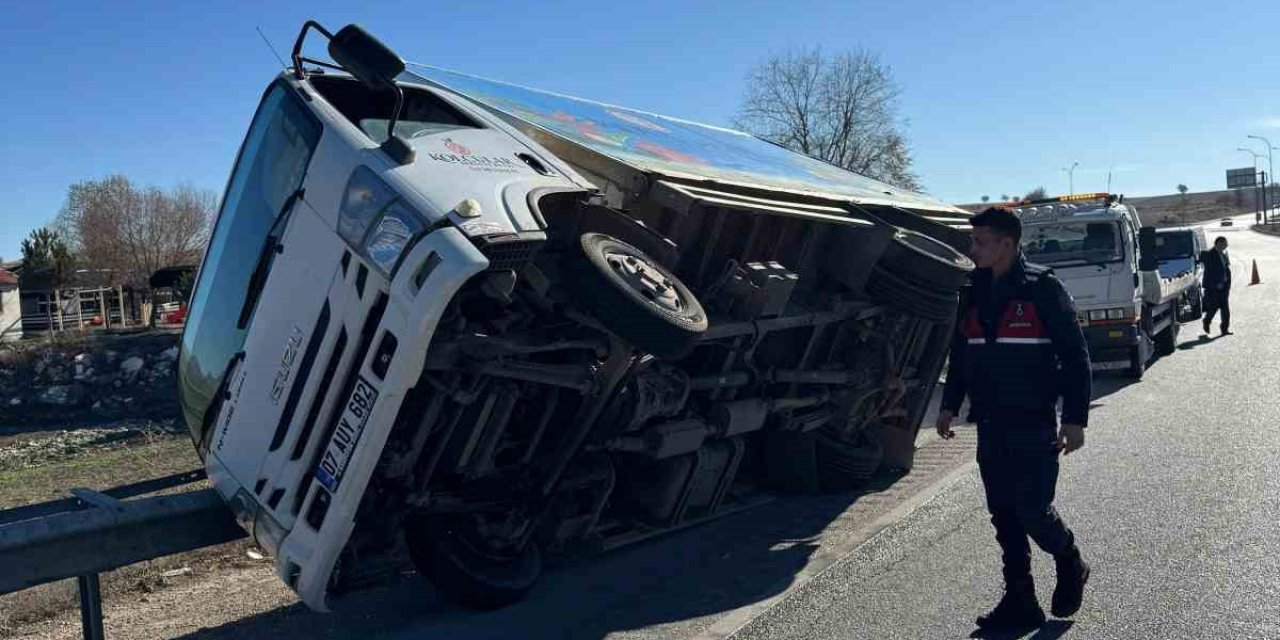 Yan yatan kamyonette 2 kişi yaralandı