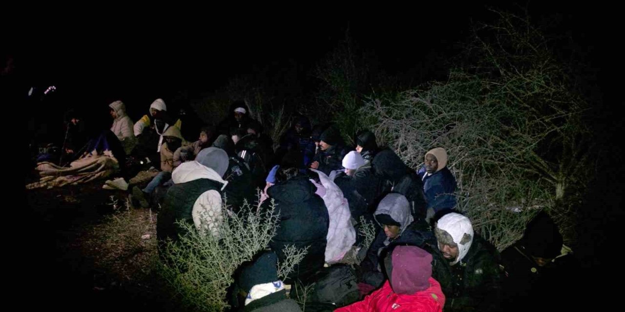 İzmir’de SİHA ve radar destekli operasyon: 79 düzensiz göçmen yakalandı