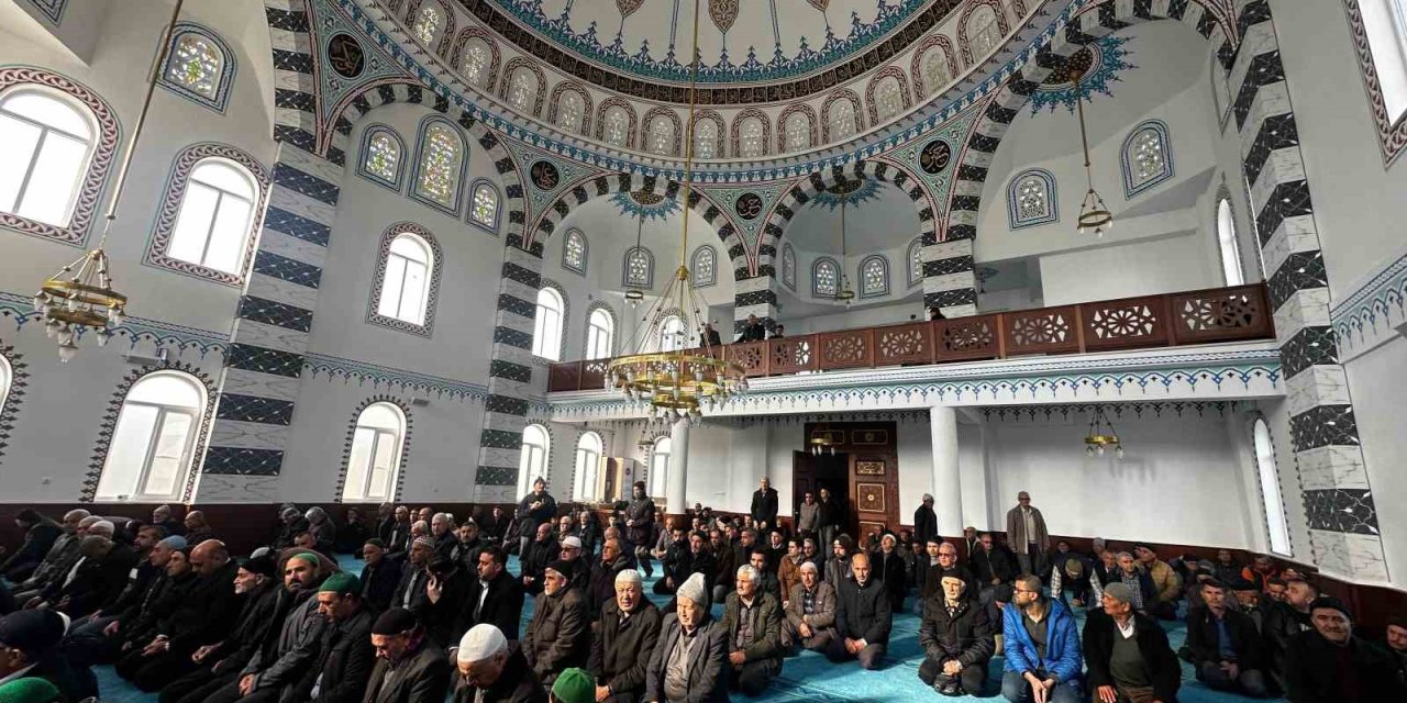 Hayber Camii ibadete açıldı