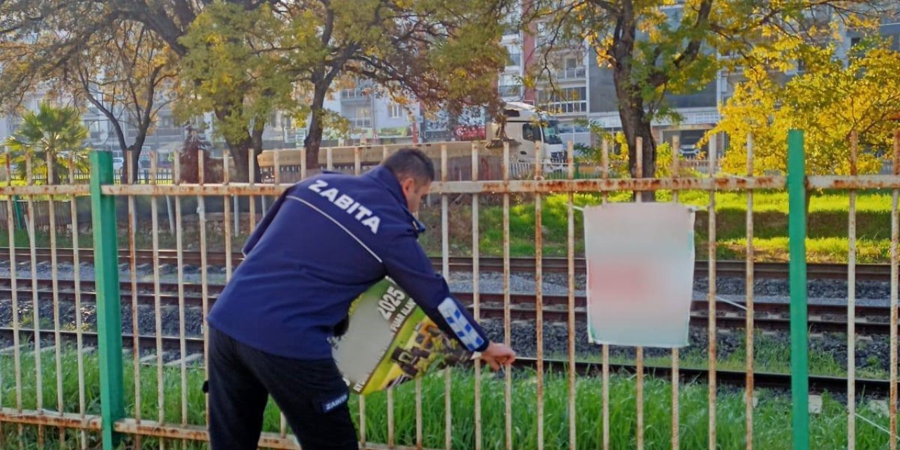 Germencik’te izinsiz afişlere zabıta müdahalesi