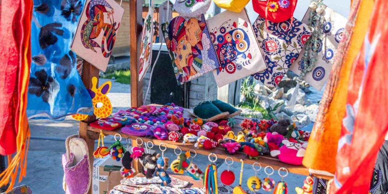 Kuşadası’nda kurulan yılbaşı pazarı rengarenk görünümüyle ilgi odağı oldu