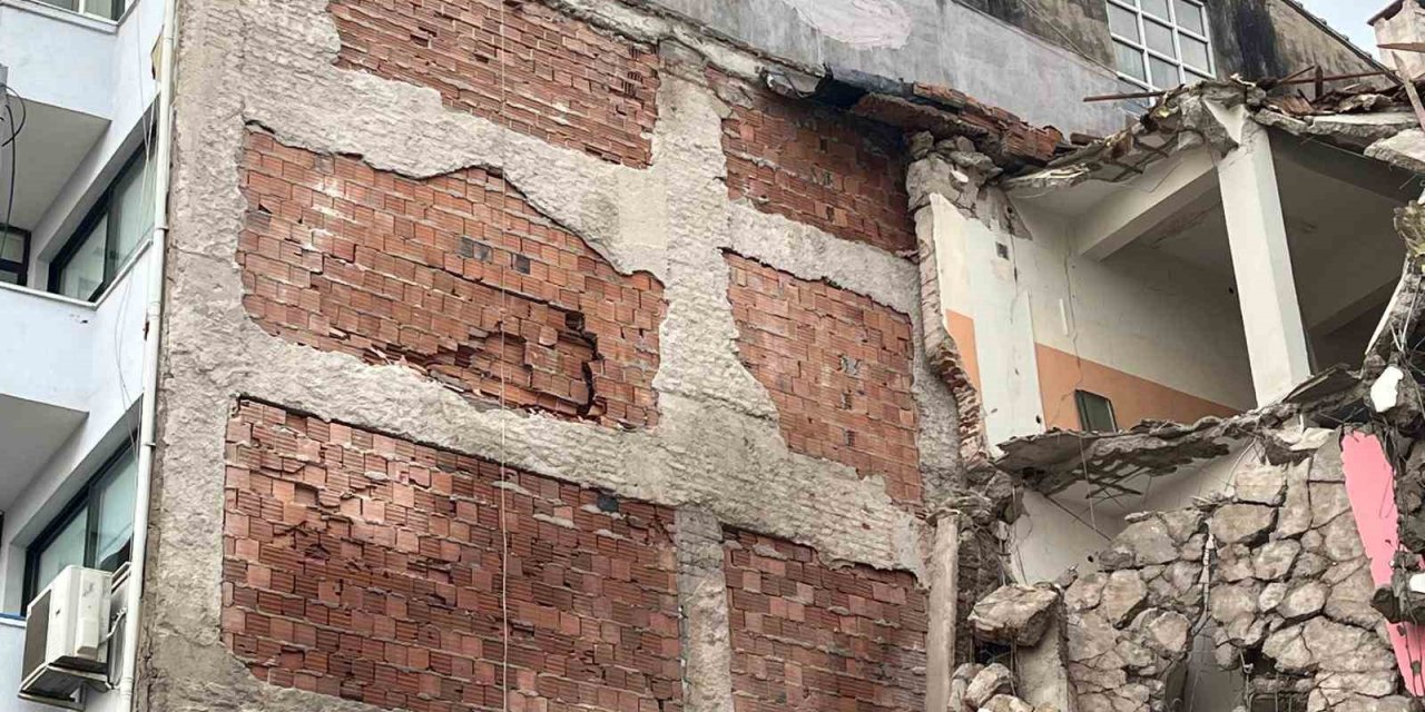Balçova’da kentsel dönüşüm yıkımı: Komşu binada hasar oluştu