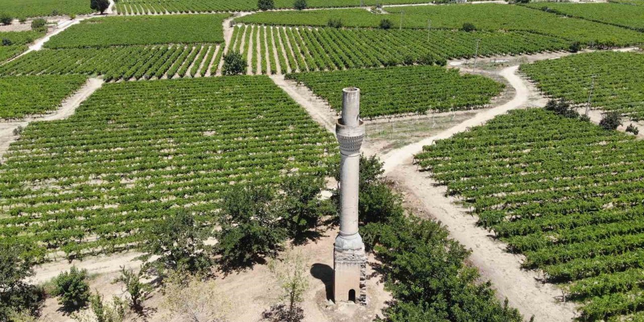 Sarıgöl’ün simgesi ’Kırık Minare’ zamana direniyor