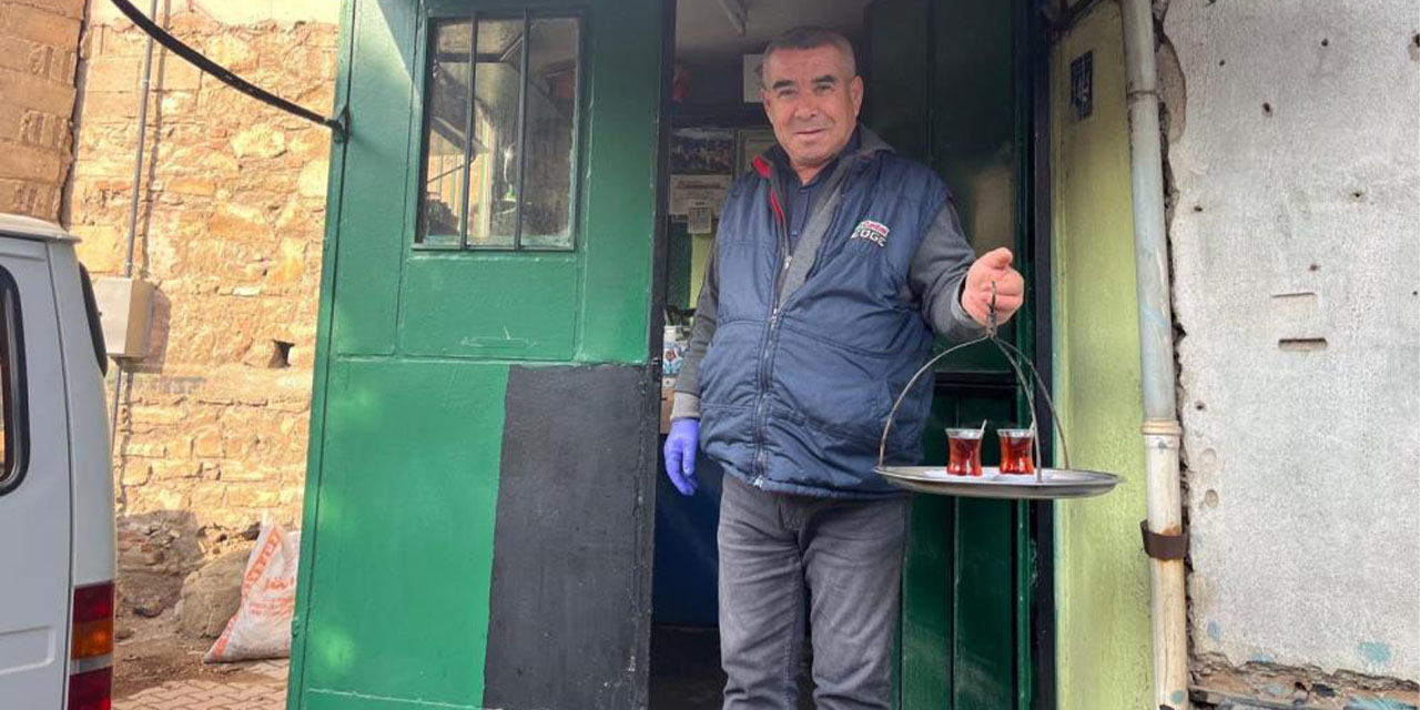 50 yıllık baba mesleğini iki metrekarelik çay ocağında yaşatıyor