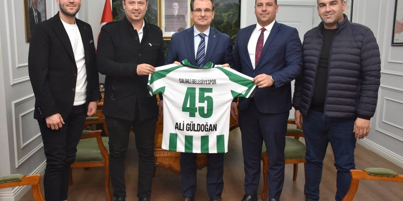 Kaymakam Güldoğan’a forma hediye ettiler