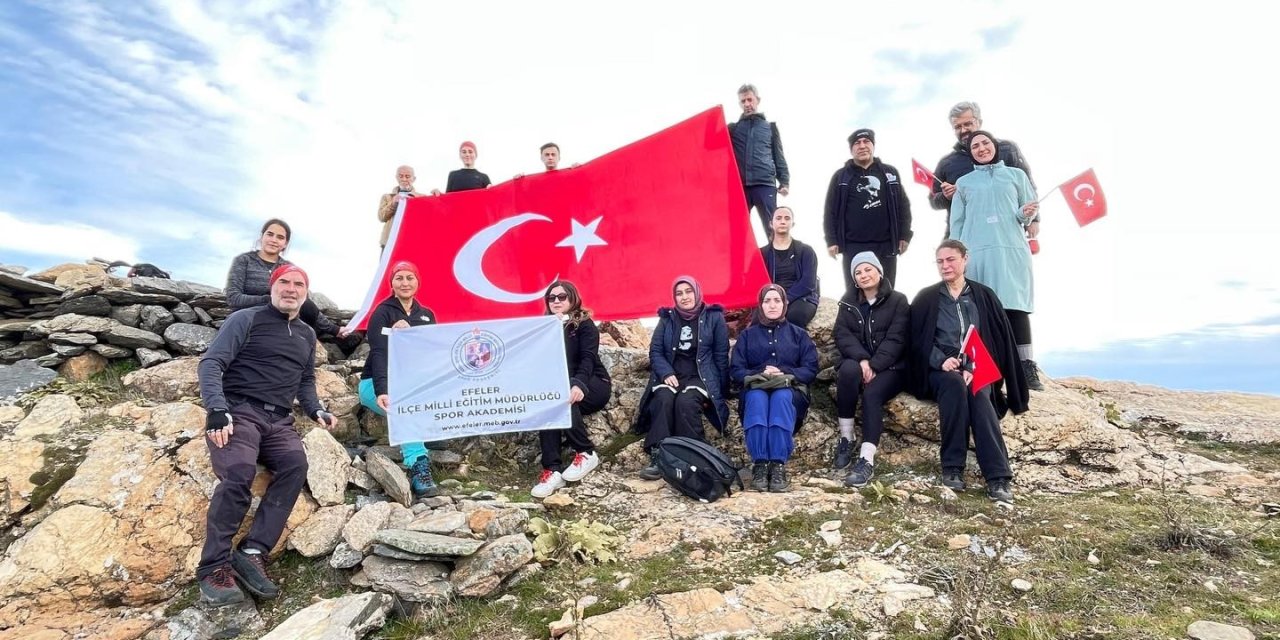 Öğretmen ve öğrencilerden Sarıkamış Şehitleri için zirve tırmanışı